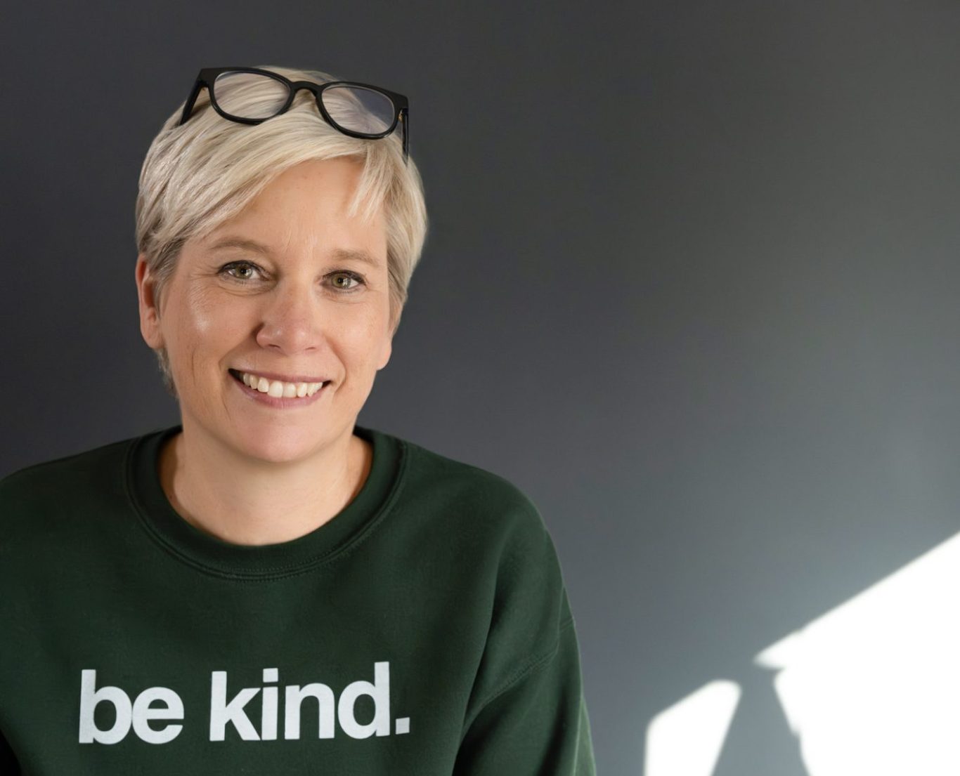Antje Kurz-Möller mit Be Kind Sweatshirt