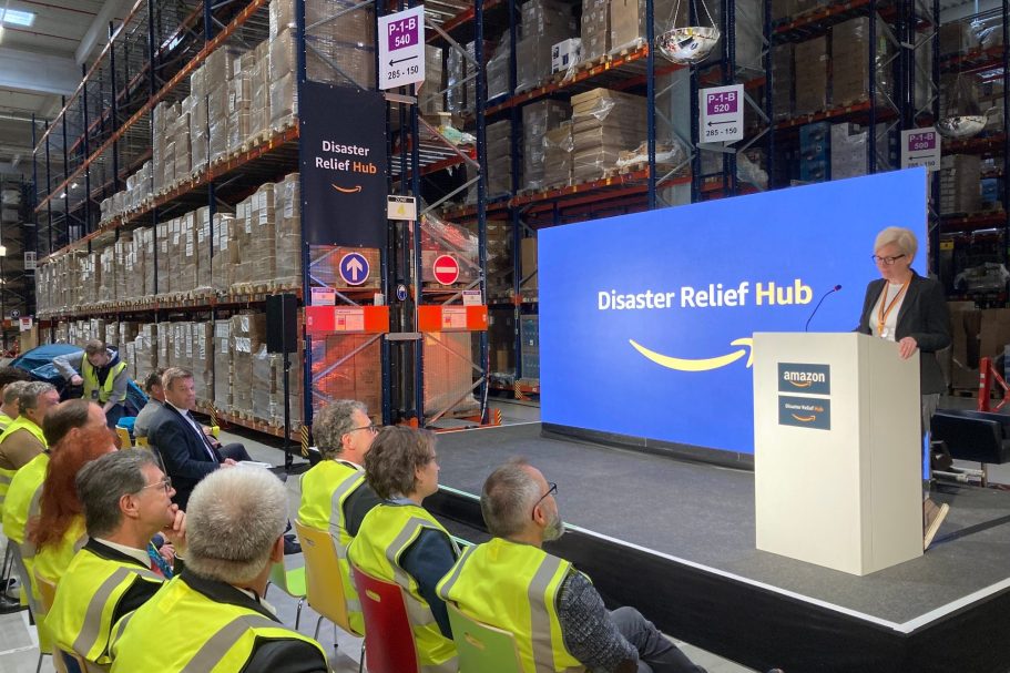 Antje Kurz-Möller beim Vortrag während der Pressekonferenz zur Eröffnung des Amazon Disaster Relief Hubs